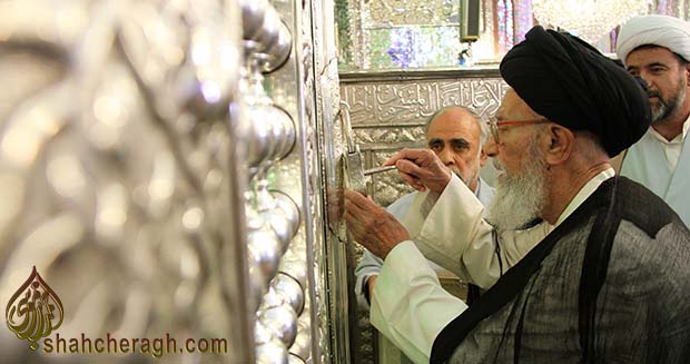 در آستانه میلاد با سعادت حضرت علی (ع) مراسم غباروبی حرم مطهر حضرت شاهچراغ (ع) برگزار شد